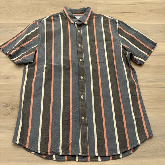 Set of Four Men’s name brand button up shirts. All size Large - Picture 4 of 5